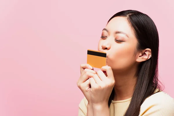 Joven Asiático Mujer Con Cerrado Ojos Besos Tarjeta Crédito Aislado — Foto de Stock