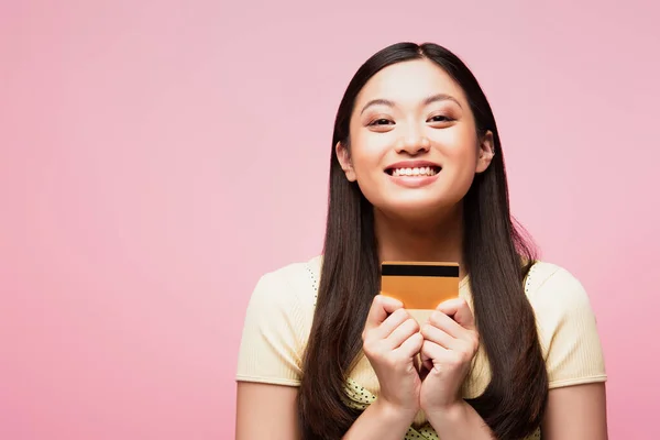 Alegre Joven Mujer Asiática Sosteniendo Tarjeta Crédito Aislado Rosa — Foto de Stock