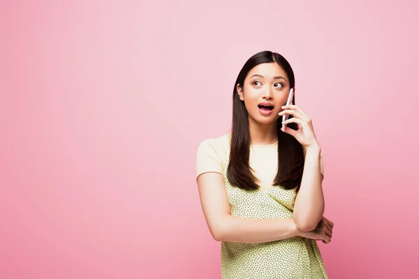 Jong Aziatische Vrouw Met Open Mond Kijken Weg Praten Smartphone — Stockfoto