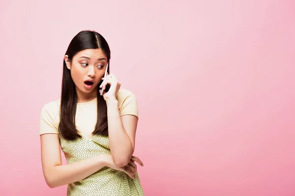 Chocado Asiático Mulher Com Aberto Boca Falando Smartphone Isolado Rosa — Fotografia de Stock
