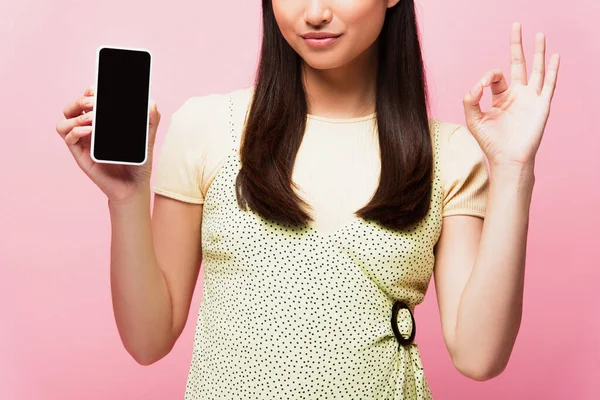 분홍색 화면에 스마트폰을 여성의 — 스톡 사진