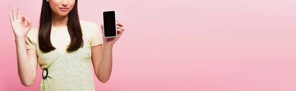 Colheita Panorâmica Mulher Jovem Mostrando Sinal Enquanto Segurando Smartphone Com — Fotografia de Stock