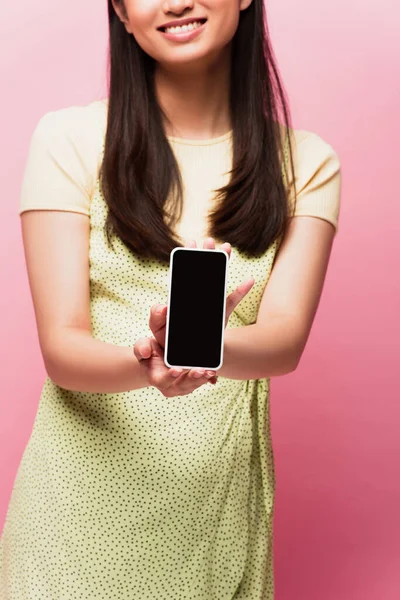 Καλλιεργημένη Άποψη Της Θετικής Γυναίκας Κρατώντας Smartphone Κενή Οθόνη Ροζ — Φωτογραφία Αρχείου