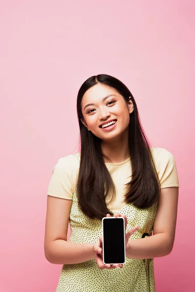 Wanita Asia Bahagia Memegang Smartphone Dengan Layar Kosong Terisolasi Pink — Stok Foto