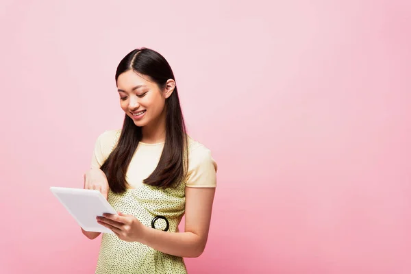 Fată Asiatică Veselă Folosind Tabletă Digitală Izolată Roz — Fotografie, imagine de stoc