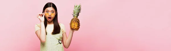 Panoramisch Gewas Van Geschokt Aziatisch Meisje Zonnebril Houden Rijpe Ananas — Stockfoto