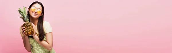 분홍색으로 파인애플을 선글라스를 아시아인 소녀의 수선화 — 스톡 사진