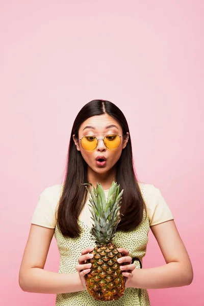 Sorprendida Chica Asiática Gafas Sol Mirando Fresco Piña Rosa — Foto de Stock