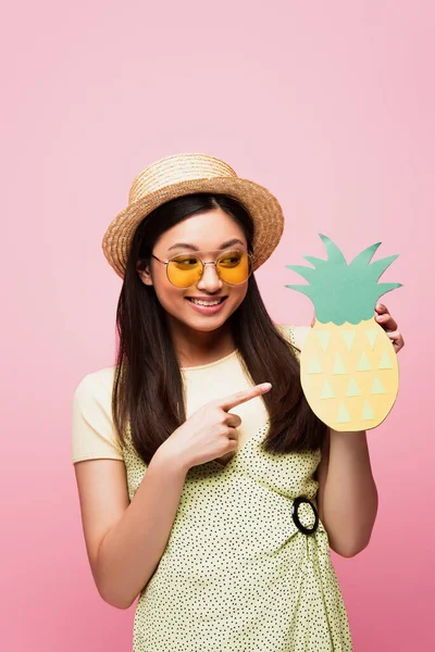 Cheerful Asian Girl Sunglasses Straw Hat Pointing Finger Paper Pineapple — Stock Photo, Image