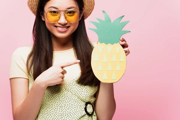 Feliz Asiático Chica Gafas Sol Paja Sombrero Apuntando Con Dedo — Foto de Stock