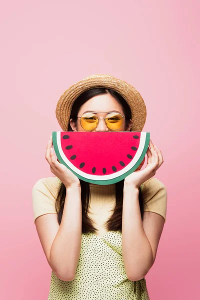 Azjatycka Kobieta Okularach Przeciwsłonecznych Słomkowym Kapeluszu Pokrywającym Twarz Papierowym Arbuzem — Zdjęcie stockowe