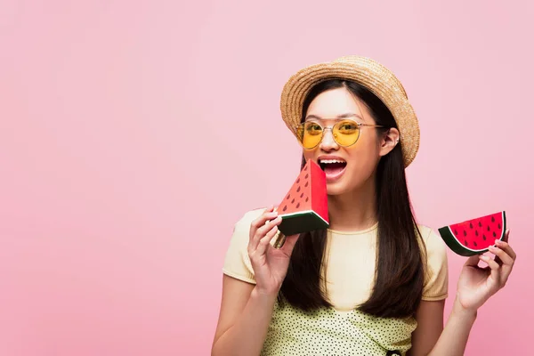 幸せなアジア人女性とともに口を開けてスライスした紙スイカをピンクの上に隔離 — ストック写真