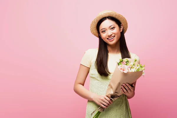 Happy Asian Girl Straw Hat Holding Bouquet Flowers Isolated Pink — Stock Photo, Image