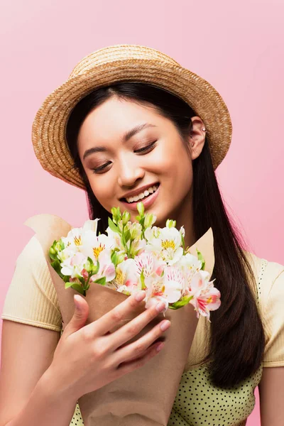 Young Asian Woman Straw Hat Smiling Holding Flowers Isolated Pink — Stock Photo, Image