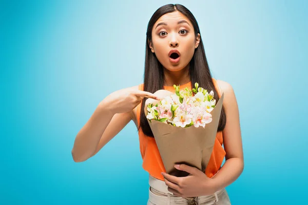 Surprised Asian Girl Pointing Finger Flowers Blue — Stock Photo, Image