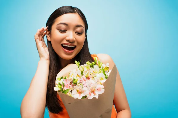Podekscytowany Azji Dziewczyna Uśmiech Gospodarstwa Kwiaty Niebieski — Zdjęcie stockowe