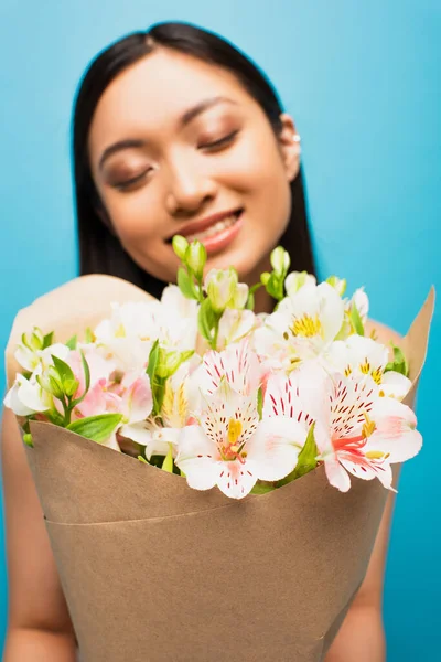 Selective Focus Bouquet Flowers Happy Asian Girl Closed Eyes Blue — Stock Photo, Image