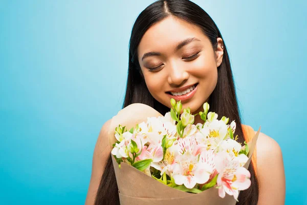 Fiatal Boldog Ázsiai Csukott Szemmel Mosolyog Kezében Virágok Kék — Stock Fotó