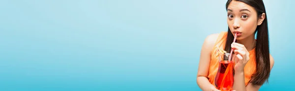 유리를 파란색 지푸라기를 칵테일을 마시는 아시아인 소녀의 파노라마 — 스톡 사진
