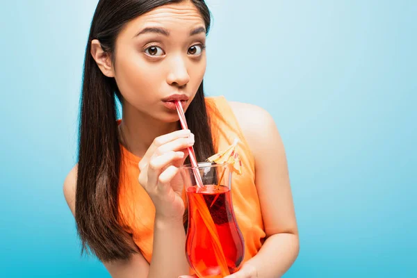 Menina Asiática Segurando Vidro Beber Coquetel Através Palha Azul — Fotografia de Stock