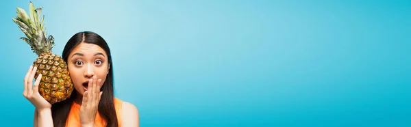 Панорамний Знімок Шокованої Азіатської Дівчини Закриває Рот Тримає Стиглий Ананас — стокове фото