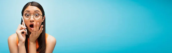 Панорамний Урожай Шокованої Азіатської Дівчини Окулярах Закривають Рот Під Час — стокове фото