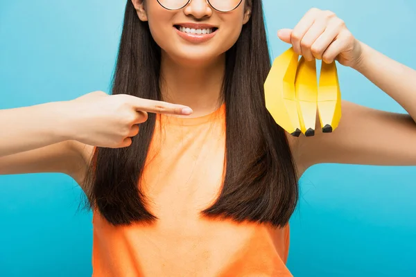 Vista Recortada Chica Alegre Gafas Apuntando Con Dedo Plátanos Maduros — Foto de Stock