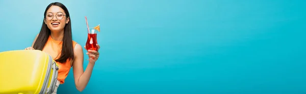 Raccolto Panoramico Allegra Donna Asiatica Bicchieri Bagagli Cocktail Blu — Foto Stock