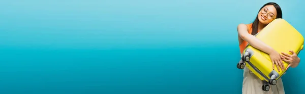 Vízszintes Kép Pozitív Ázsiai Szemüvegben Ölelés Sárga Poggyász Kék — Stock Fotó