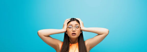 Panoramautsikt Över Asiatisk Kvinna Glasögon Vidrör Huvudet Blå — Stockfoto