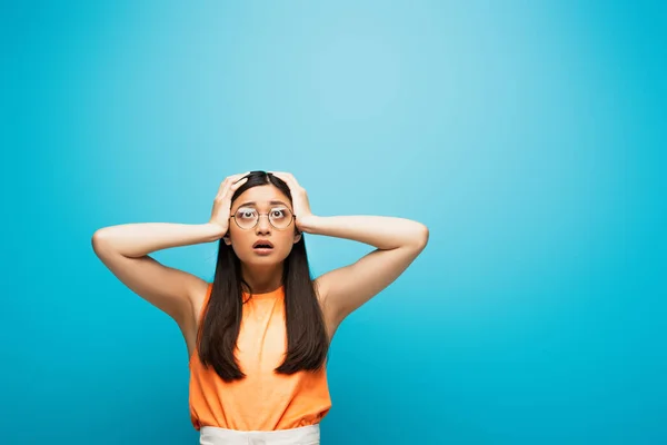 Überrascht Asiatische Frau Brille Berührt Kopf Auf Blau — Stockfoto