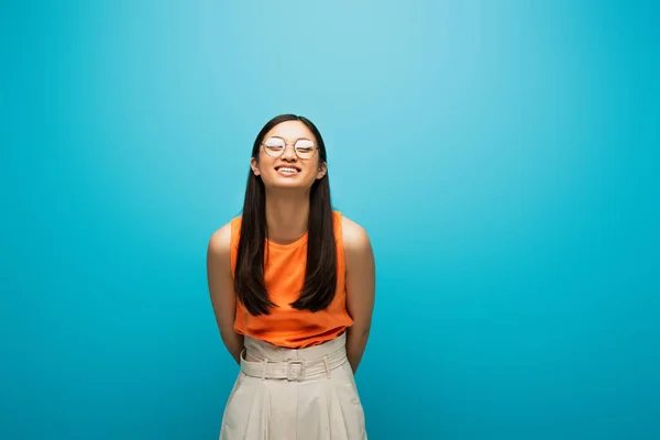 Fröhliche Asiatische Mädchen Brille Lächelnd Und Stehend Auf Blau — Stockfoto