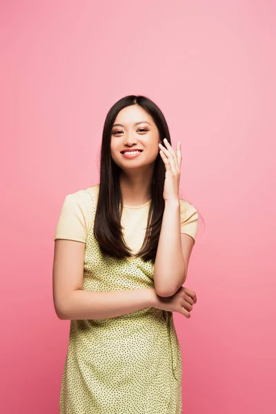 Szczęśliwy Młody Azji Kobieta Patrząc Aparat Uśmiech Odizolowany Różowy — Zdjęcie stockowe