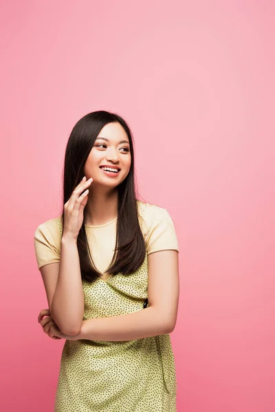 Szczęśliwy Młody Azji Kobieta Patrząc Daleko Uśmiechając Się Odizolowany Różowy — Zdjęcie stockowe