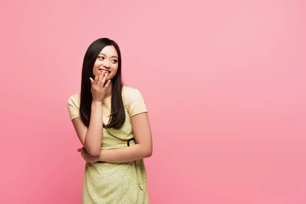 Szczęśliwy Młody Azji Kobieta Pokrycie Usta Izolowane Różowy — Zdjęcie stockowe