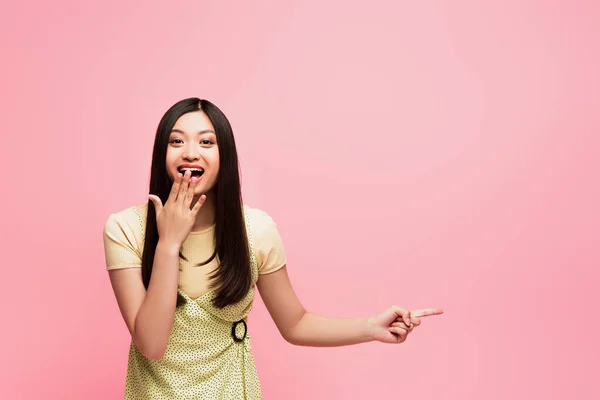 Excited Asian Girl Pointing Finger Covering Mouth Isolated Pink — Stock Photo, Image