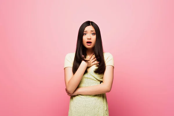 Shocked Asian Girl Looking Camera Isolated Pink — Stock Photo, Image