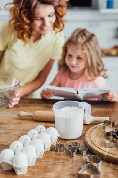 Selektivt Fokus För Hönsägg Mjöl Kannor Och Kaksax Nära Mor — Stockfoto