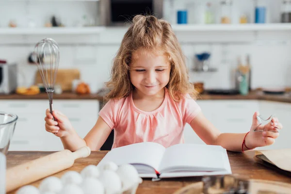 Tavuklu Yumurta Oklavanın Yanında Yemek Kitabı Okurken Çırpıcıyı Tutan Çocuğun — Stok fotoğraf