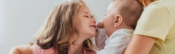 Visão Cortada Mãe Segurando Filho Perto Filha Inclinando Para Ele — Fotografia de Stock