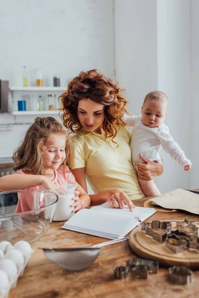 Selective Focus Mother Holding Infant Daughter Flour Measuring Jug — Stock Photo, Image