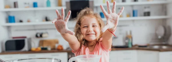 Focalizarea Selectivă Copilului Care Arată Mâinile Făină Timp Gătește Bucătărie — Fotografie, imagine de stoc