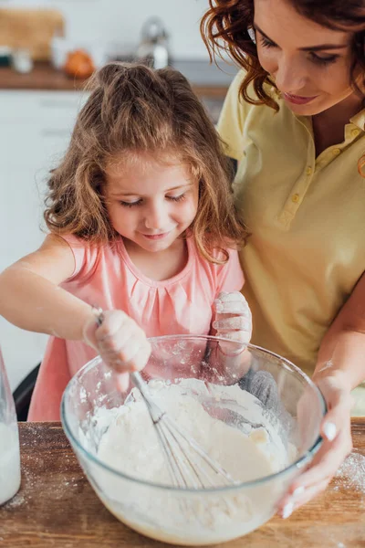 Vista Ángulo Alto Madre Tocando Tazón Vidrio Mientras Hija Amasando — Foto de Stock