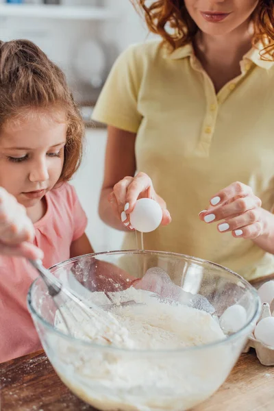 Partial View Mother Holding Chicken Egg Daughter Kneading Dough Glass — Stock Photo, Image