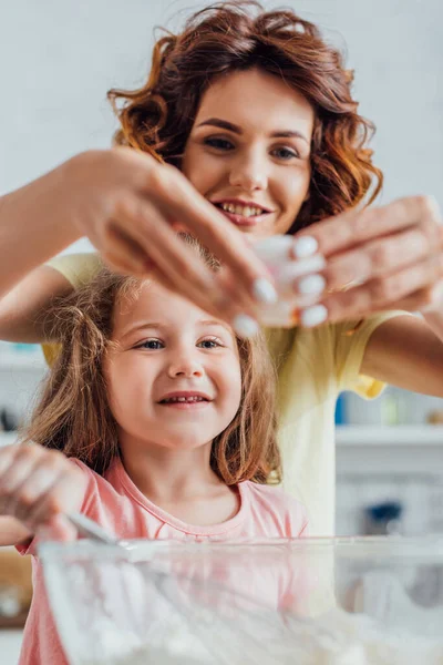 Enfoque Selectivo Madre Adición Huevo Gallina Tazón Cristal Cerca Hija — Foto de Stock