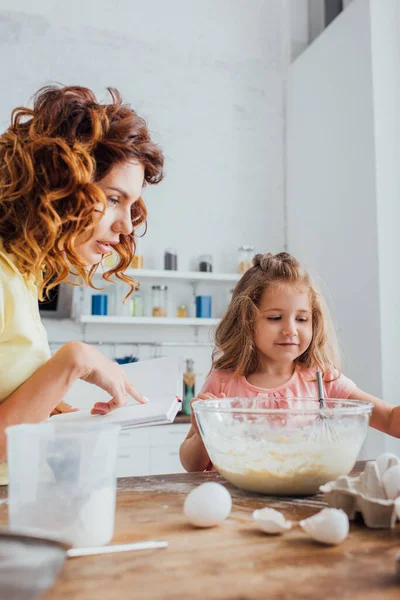 Selective Focus Mom Reding Cookbook Daughter Glass Bowl Dough — Stock Photo, Image