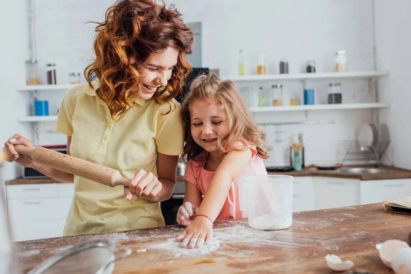 Selective Focus Mother Holding Rolling Pin Daughter Scattering Flour Kitchen — Stock Photo, Image