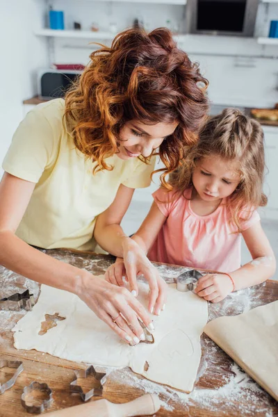 Vista Ángulo Alto Mamá Rizada Hija Rubia Cortar Galletas Masa — Foto de Stock