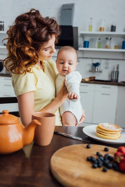 Selektivt Fokus Lockigt Mamma Håller Spädbarn Pojke Pekar Med Handen — Stockfoto