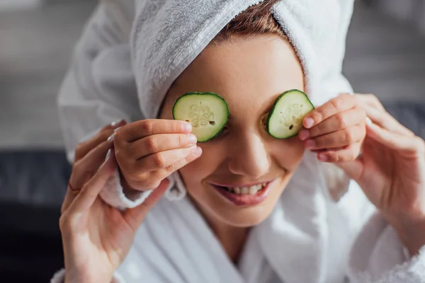 Cropped View Child Applying Fresh Cucumber Slices Eyes Mother Selective — Stock Photo, Image